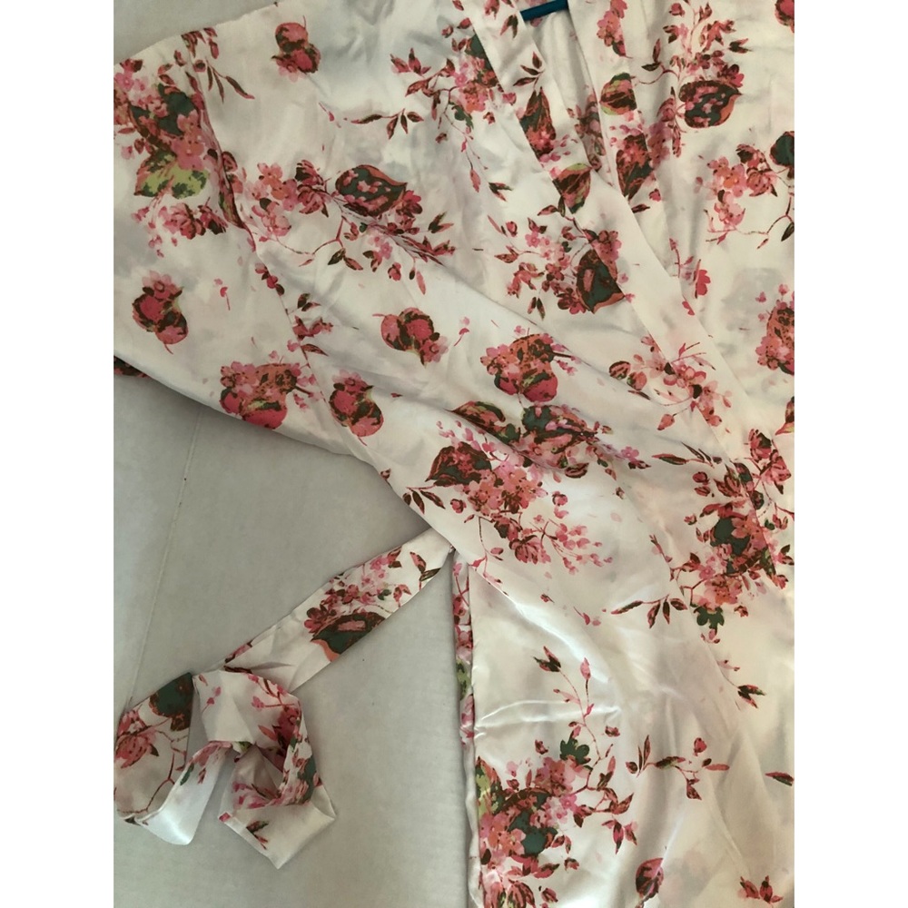 White with Floral Print Robe - Picture 2 of 7